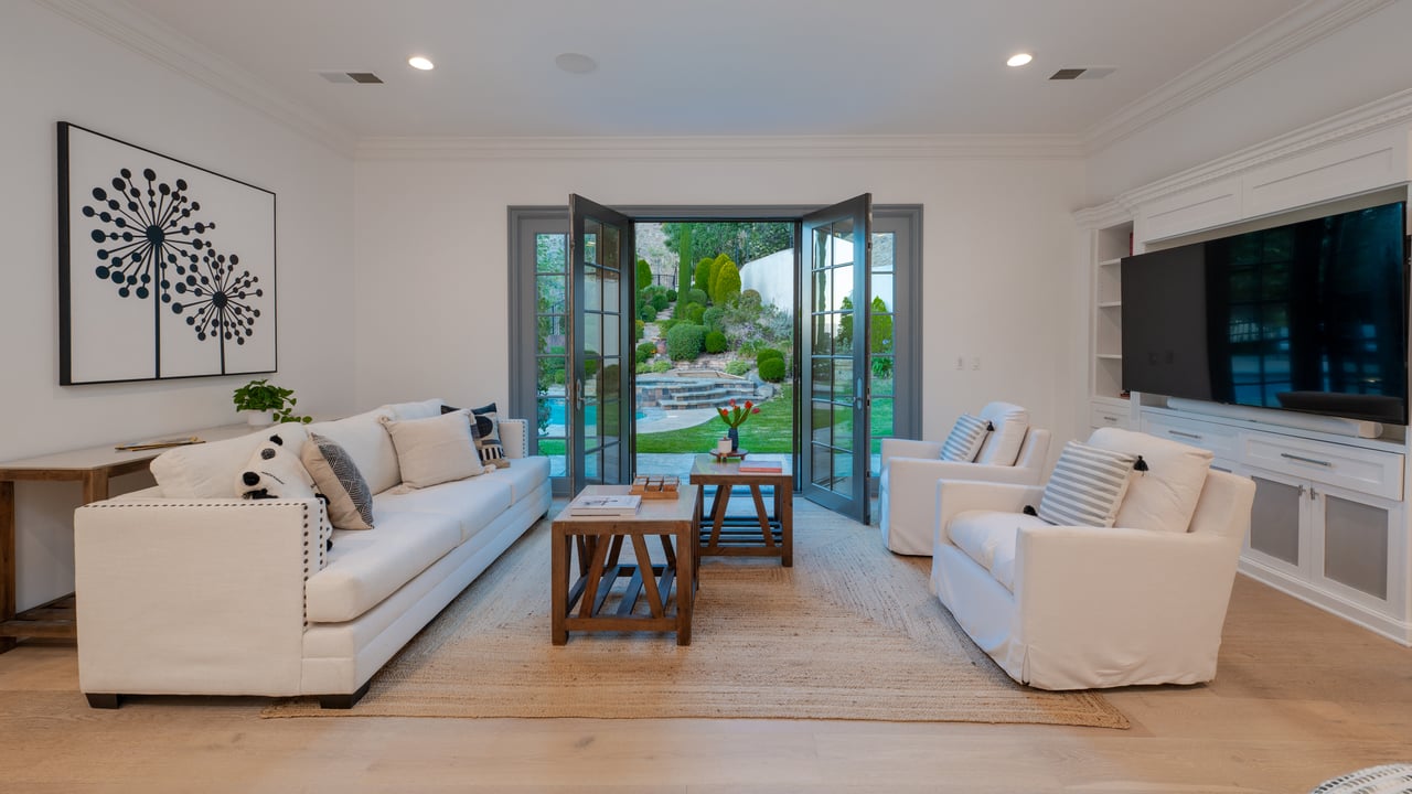 3686 Benedict Canyon Ln, Sherman Oaks 