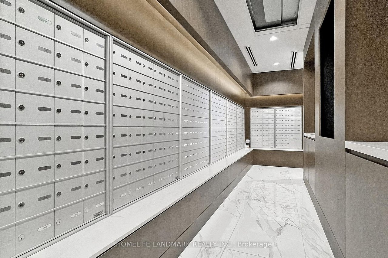 NORTH YORK'S PRESTIGIOUS COMMUNITY PENTHOUSE