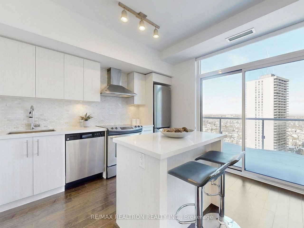 PENTHOUSE ON ENGLINGTON CROSSTOWN LRT