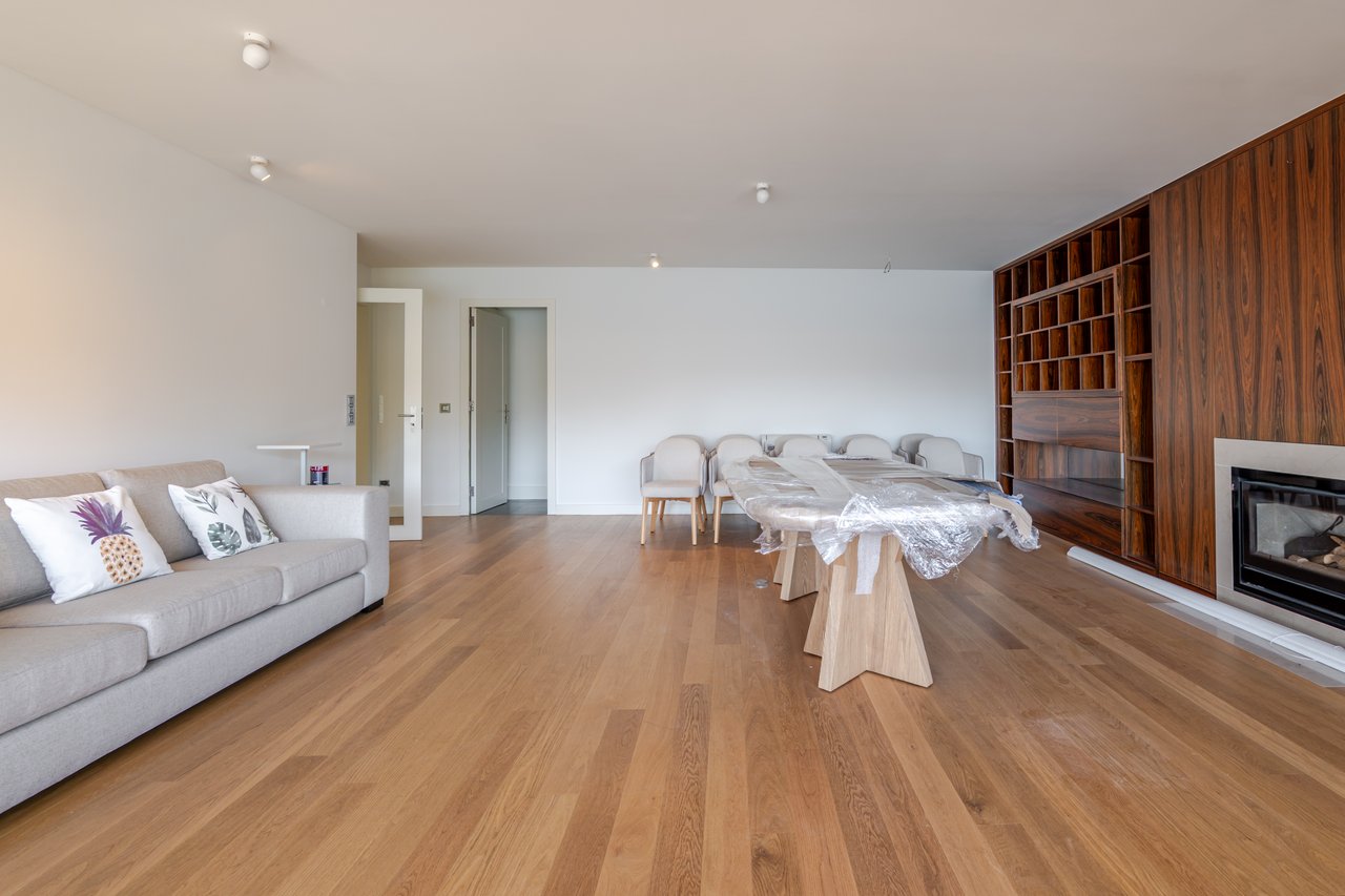 Sophisticated Three-Bedroom Apartment in Porto