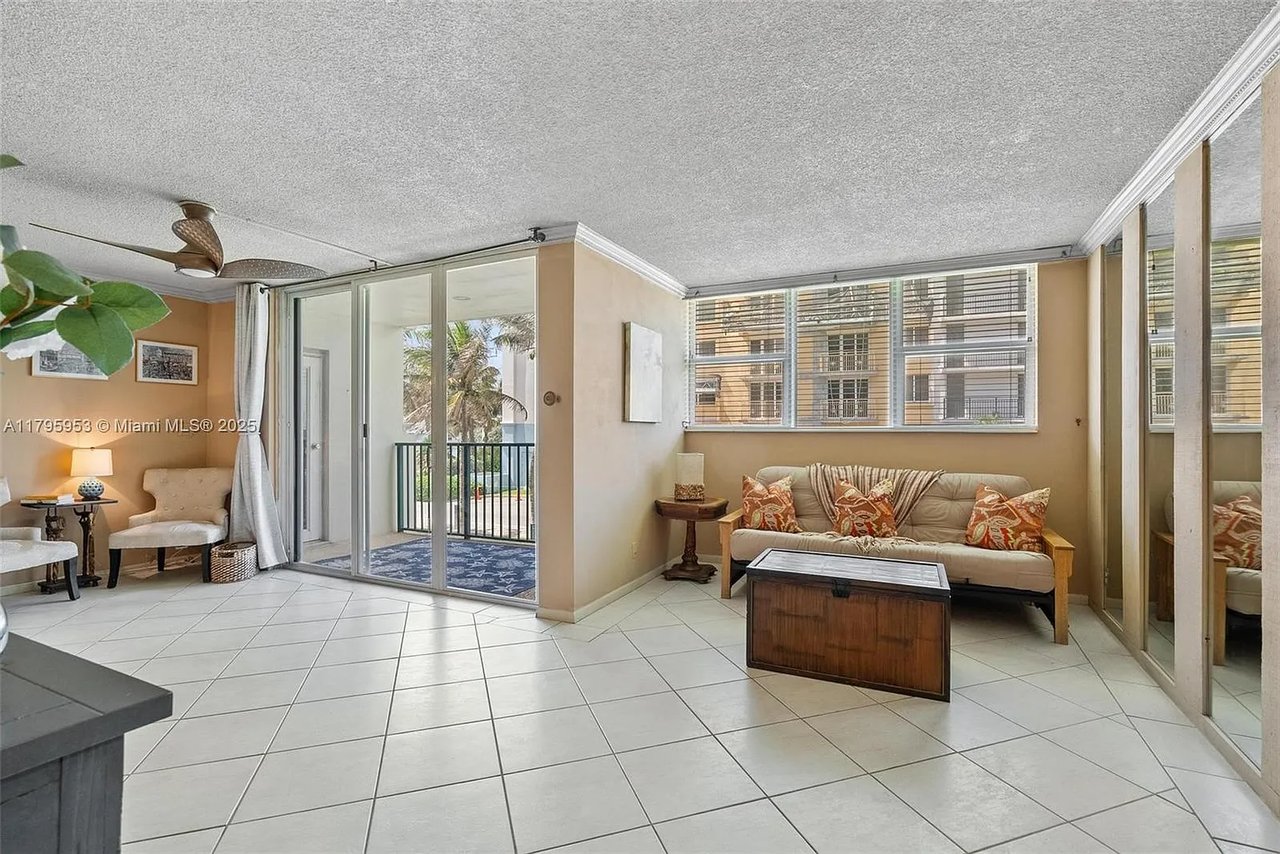 1239 Hillsboro Mile Apt 203