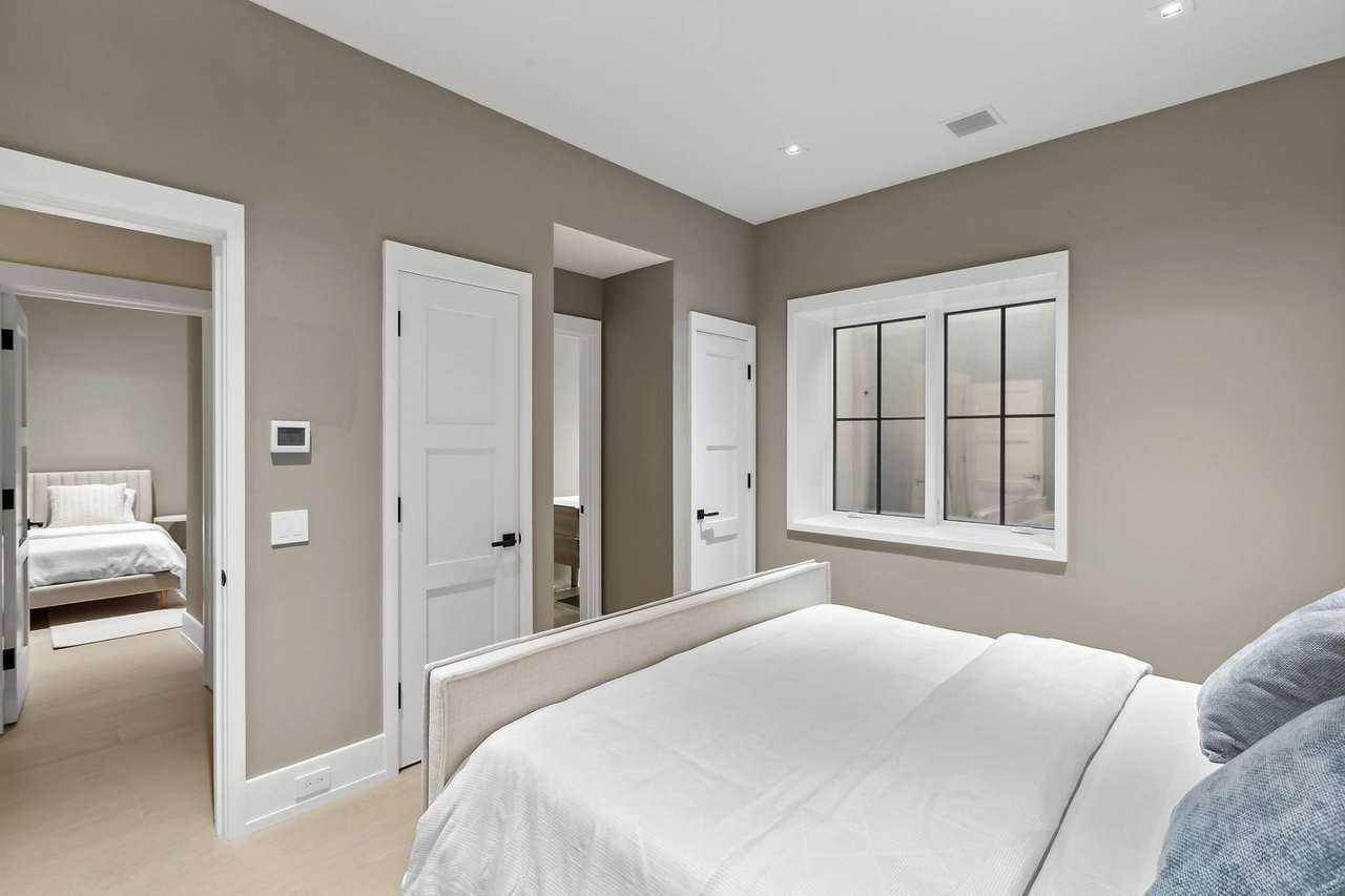 63 Hand Ln