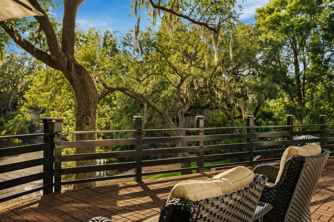 900 Oak Hollow