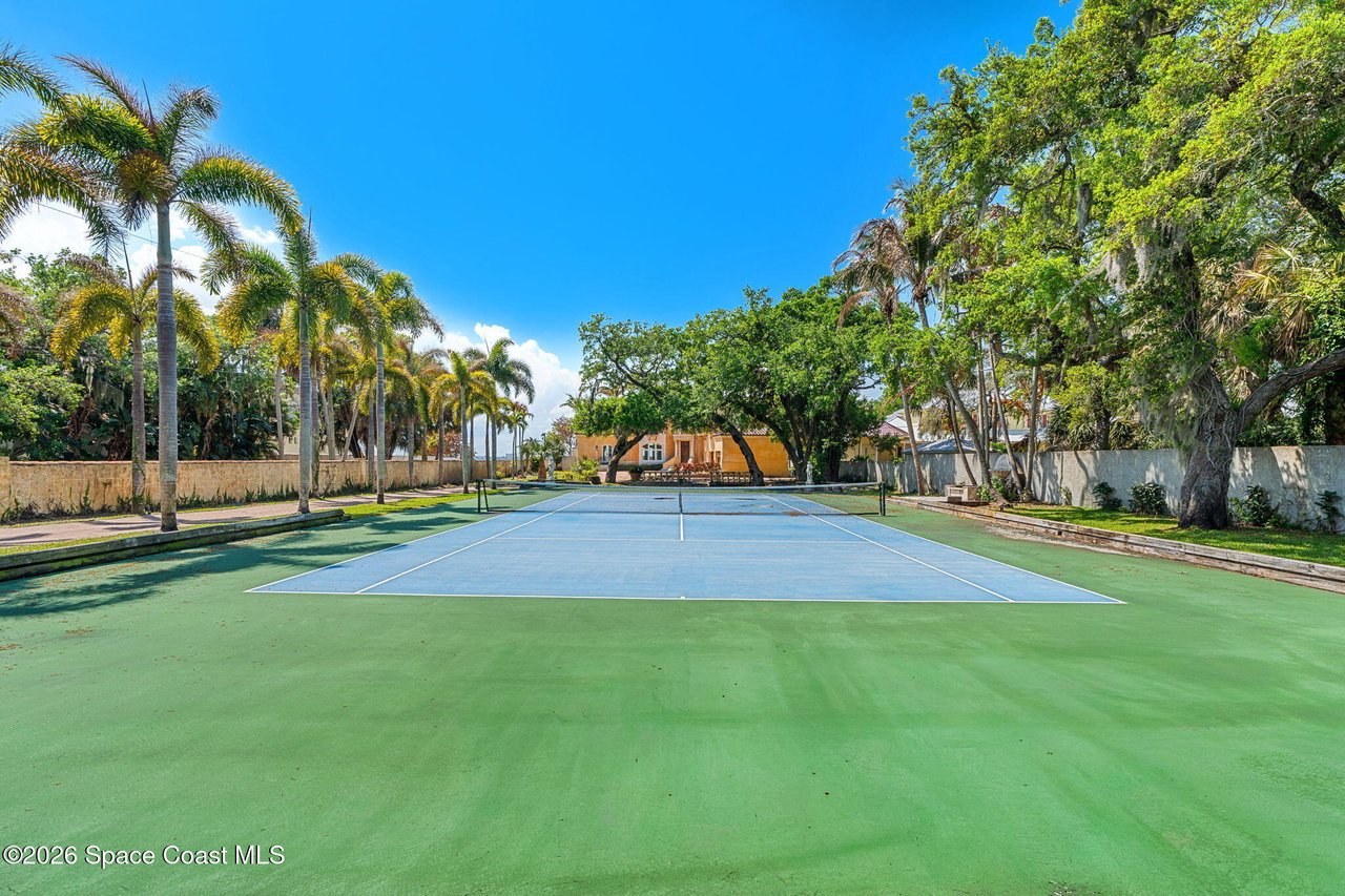 1000 N Riverside Dr