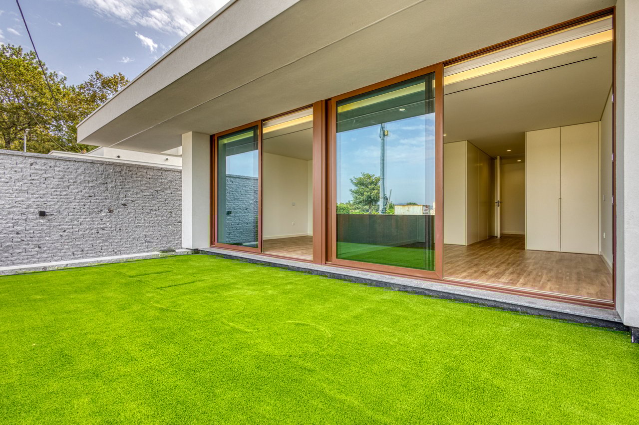 Contemporary 3-Bedroom Luxury Villa with Pool and Large Basement in Palmeira, Braga