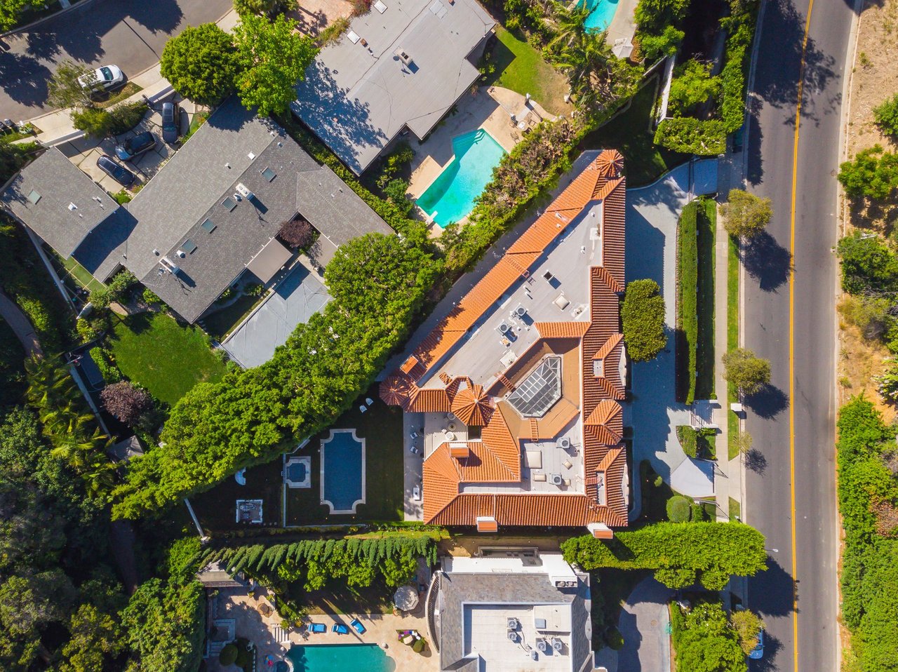 1275 Benedict Canyon Dr