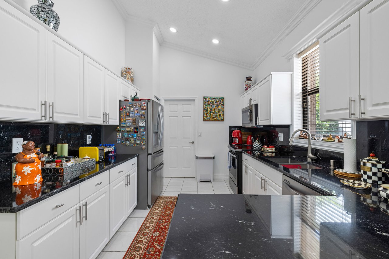 10056 Lexington Cir N