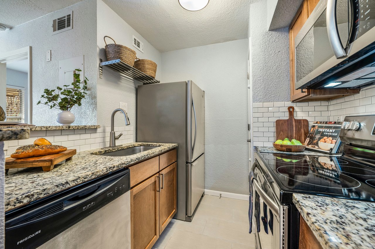 Stylish South Lamar Condo in Gated Ivy Condominiums – Prime Location with Top-Tier Amenities!