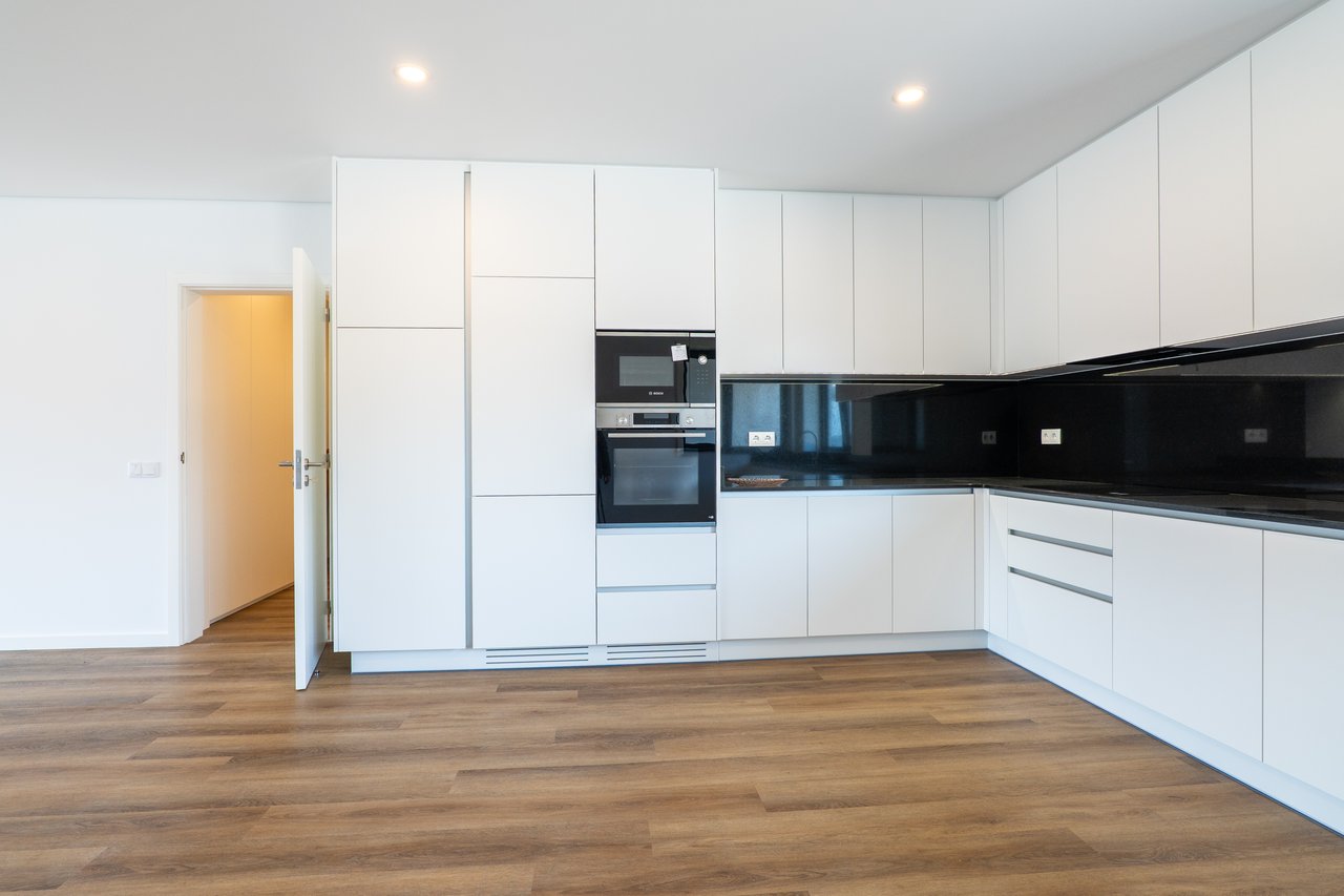  3-Bedroom Villa with Private Garage and Expansive Living Area