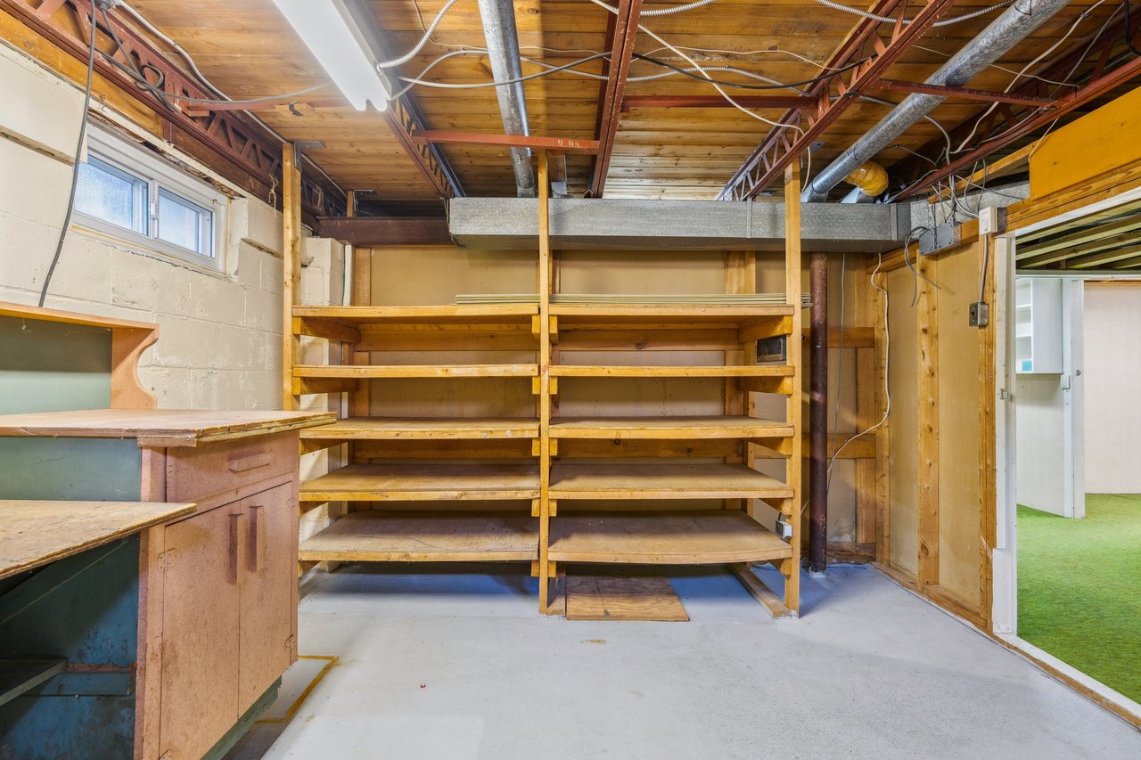 Bungalow on 60' x 125' lot with endless potential