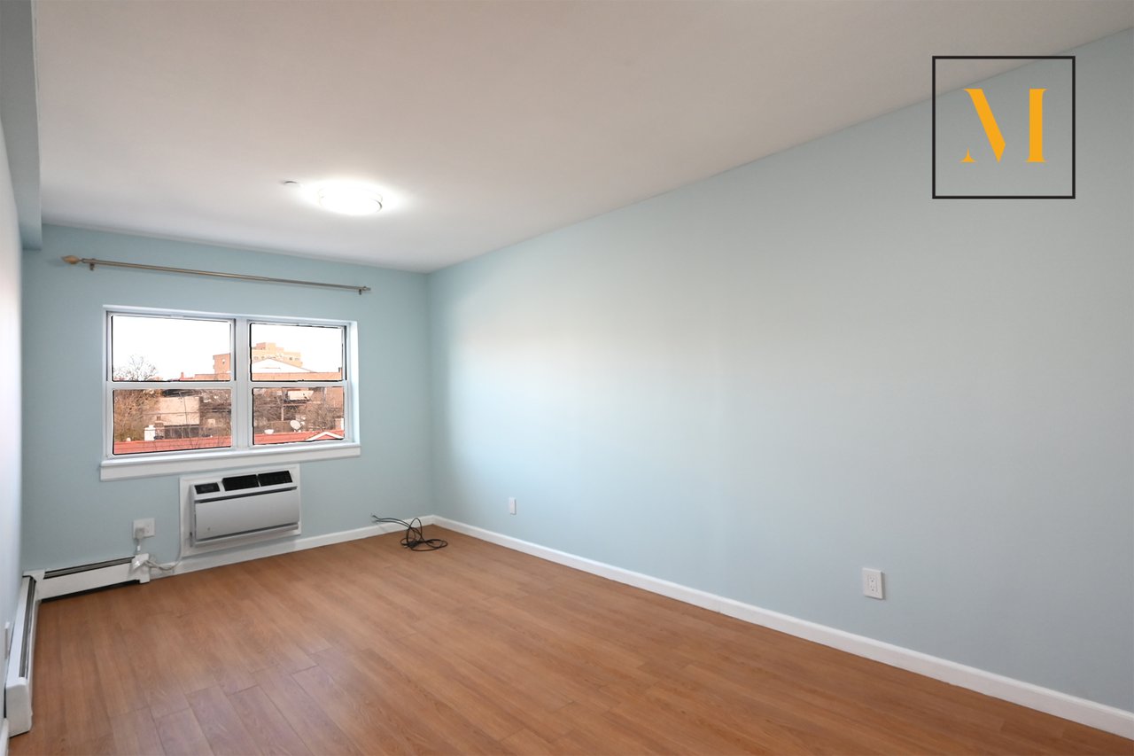 25-08 Newtown Avenue 004