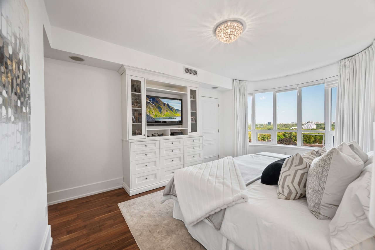 Expansive Corner Unit