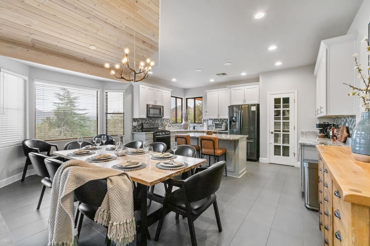 5 Bed, 3 Bath Uptown Sedona-Game Room-Sauna-Cold Plunge-Jacuzzi-Gym