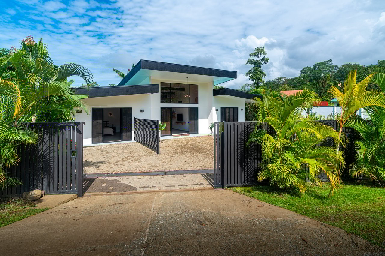 Modern 3 Bedroom Home - Walking distance to it all!