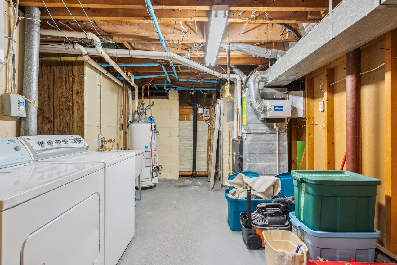 Bungalow on 60' x 125' lot with endless potential