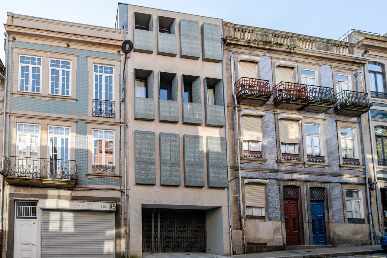 Elegant 1-Bedroom Apartment with Private Patio & Short-term Rental (AL) License in Porto’s Historic Core