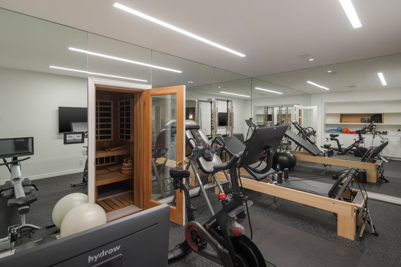 9135 Hazen Dr, Beverly Hills