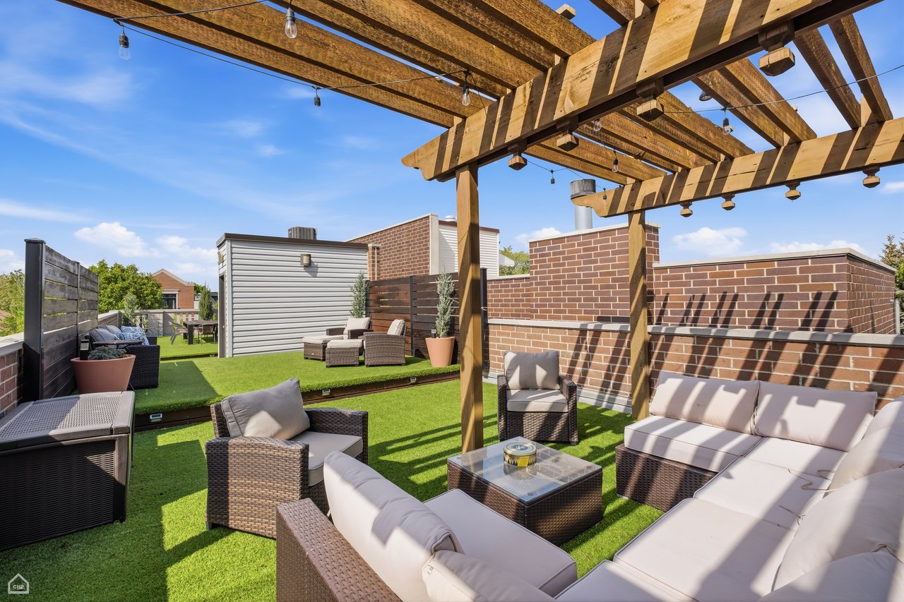 2115 W Erie Street