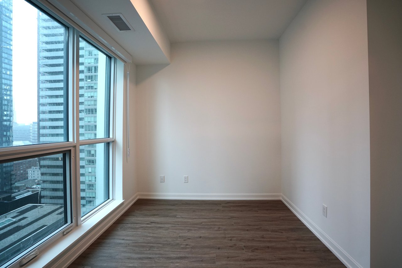 327 King St W Unit: 2406