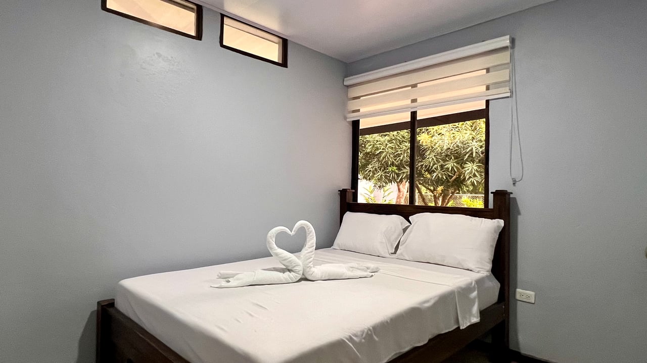 3-Bedroom Home with Large Pool and Garden in Bahía