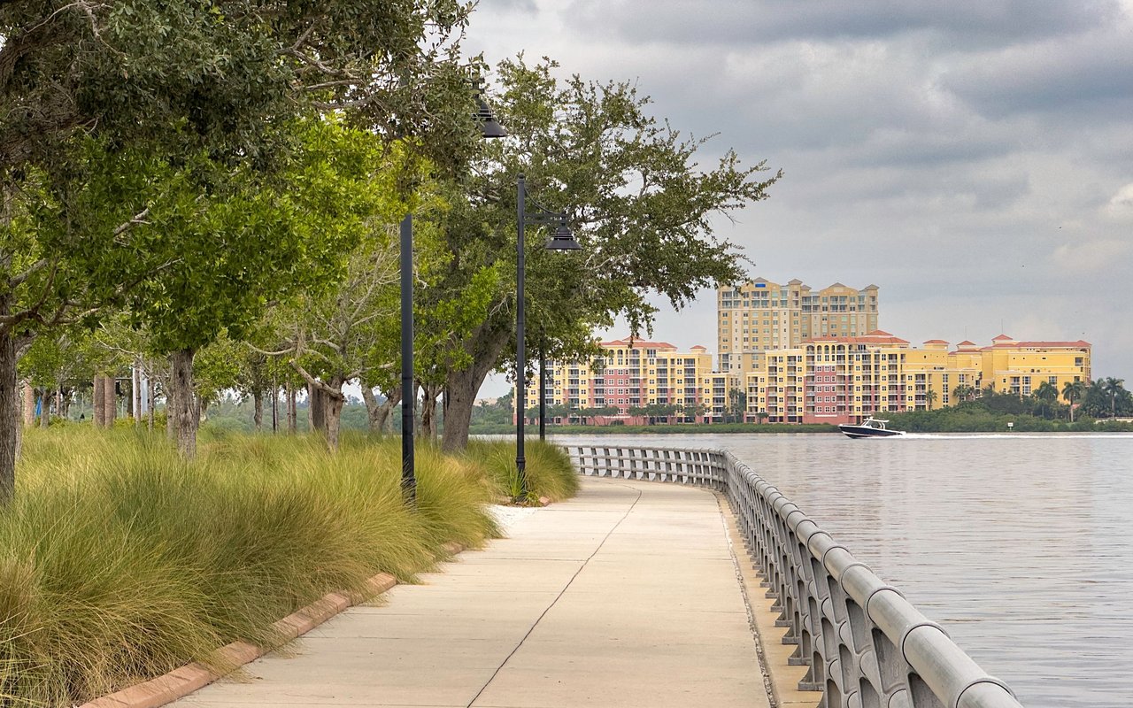 Bradenton Homes with 1 Car Carport Garage Description