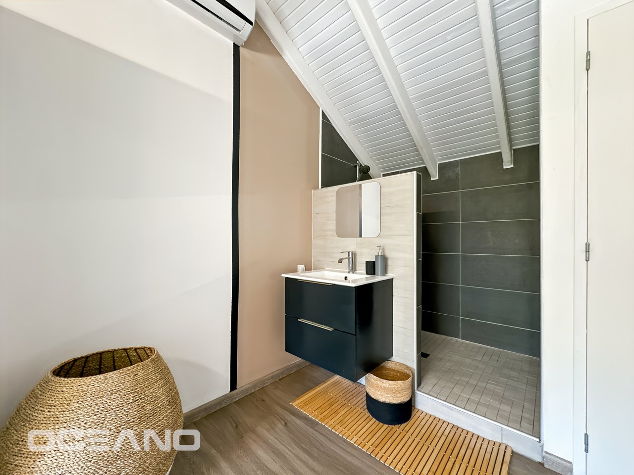 Cozy Home with Mezzanine and Large Terrace – Orient Bay