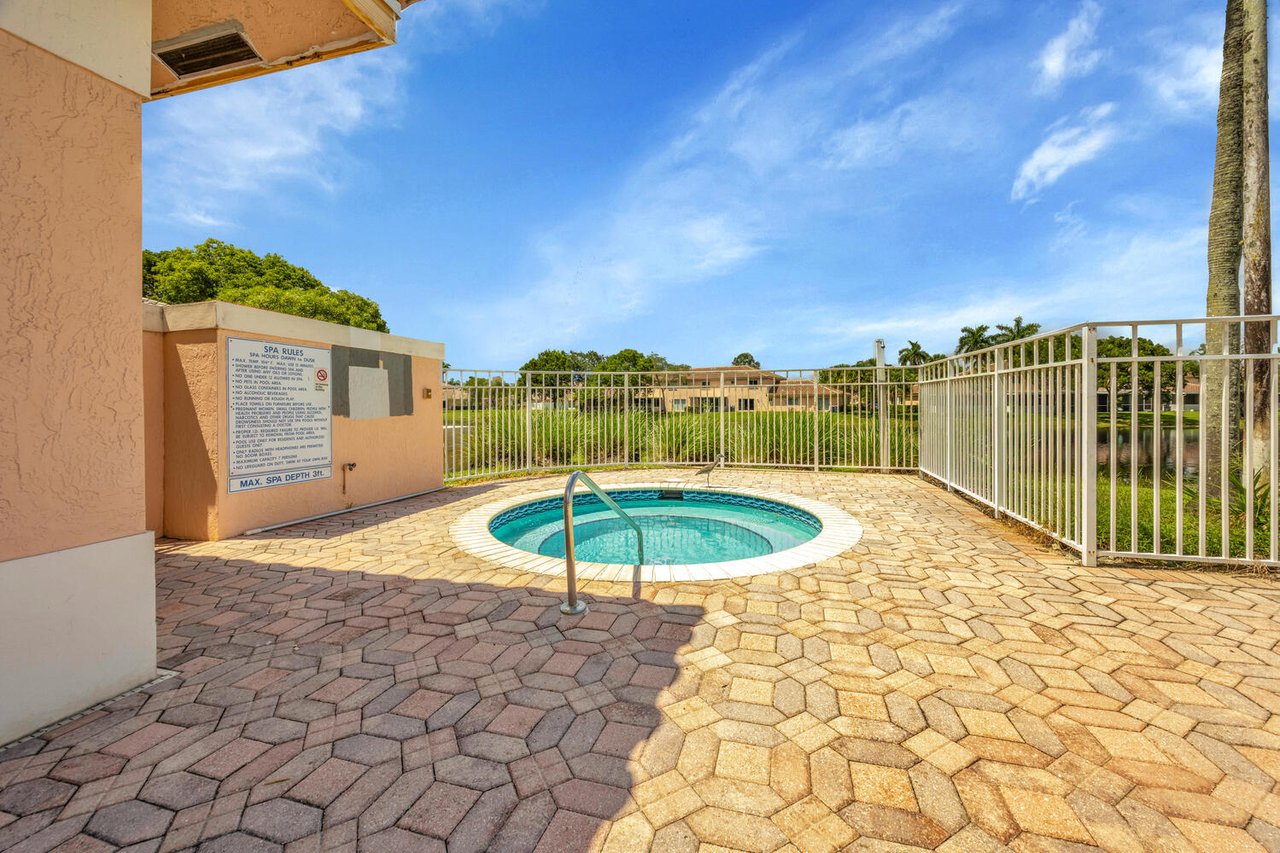 Lakefront Townhouse in Pembroke Pines
