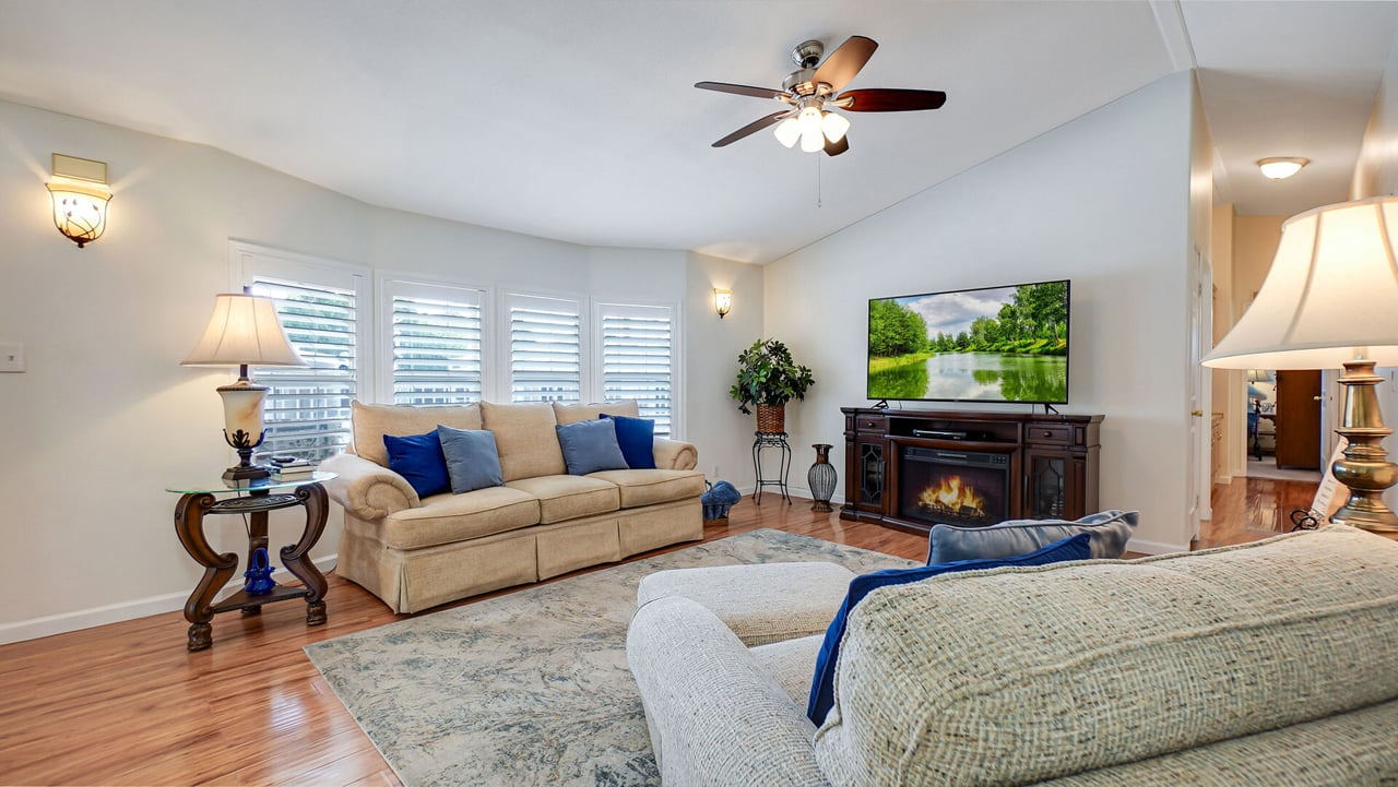 8651 Foothill Boulevard 35