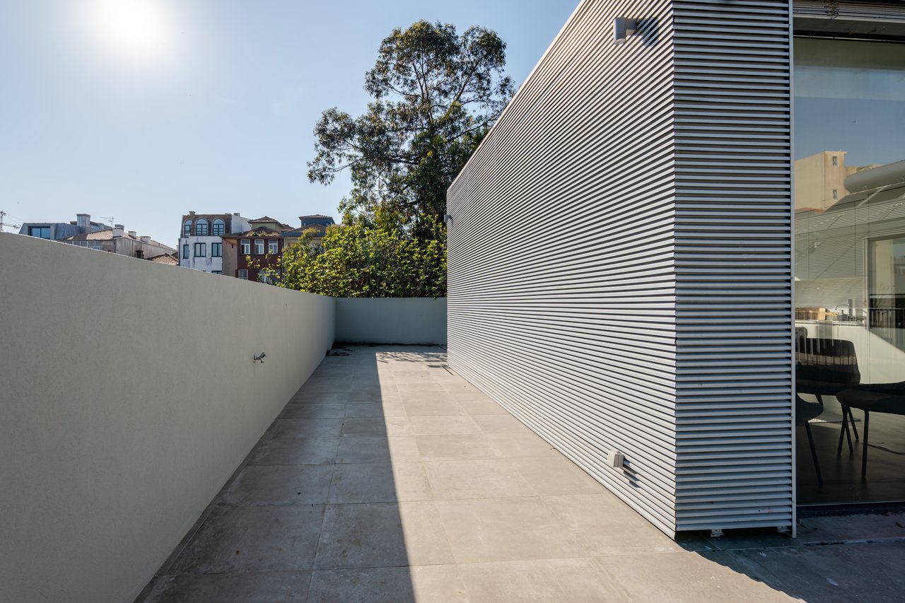 Modern 2-Bedroom Apartment with Expansive Private Terrace & Sort-term Rental (AL) License in Central Porto