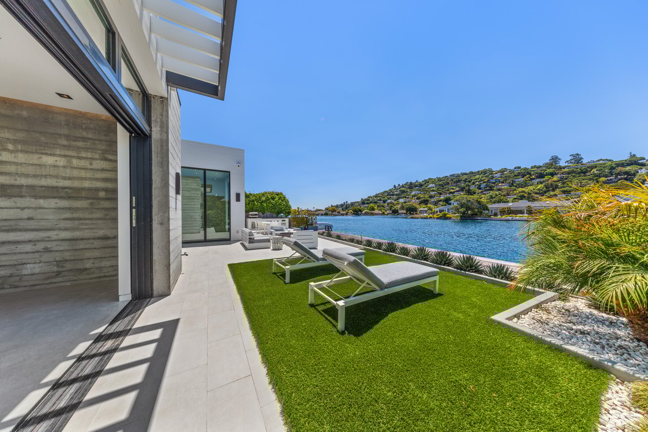 Contemporary Retreat on the Belvedere Lagoon