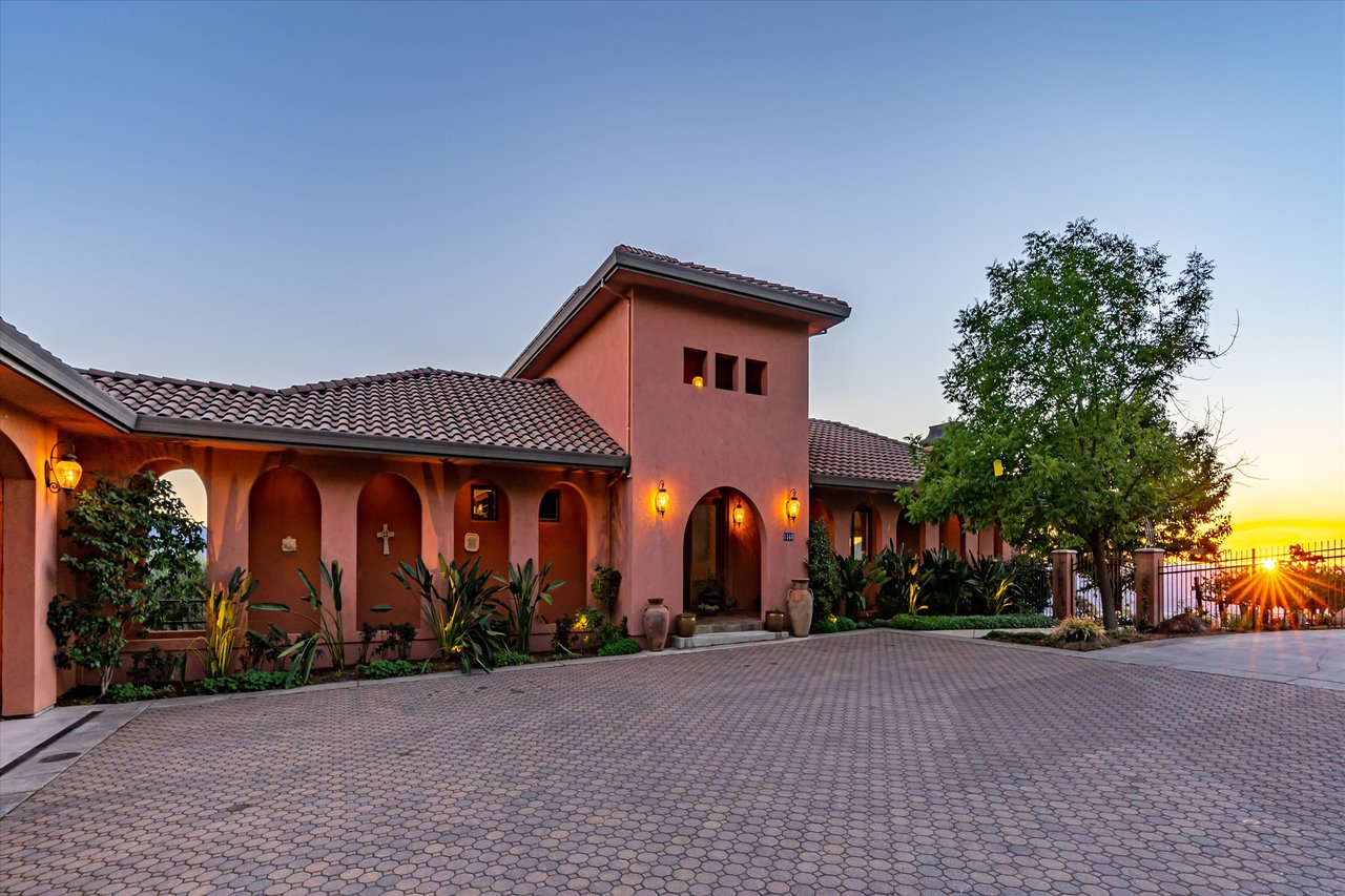 Luxurious Estate Above St. Helena