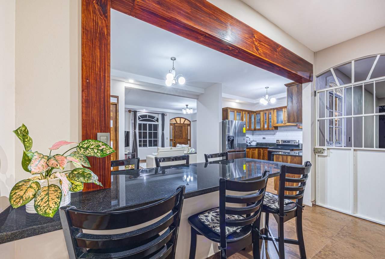 EXCEPTIONAL 5-BEDROOM RESIDENCE– PRIME LOCATION & VERSATILE LAYOUT