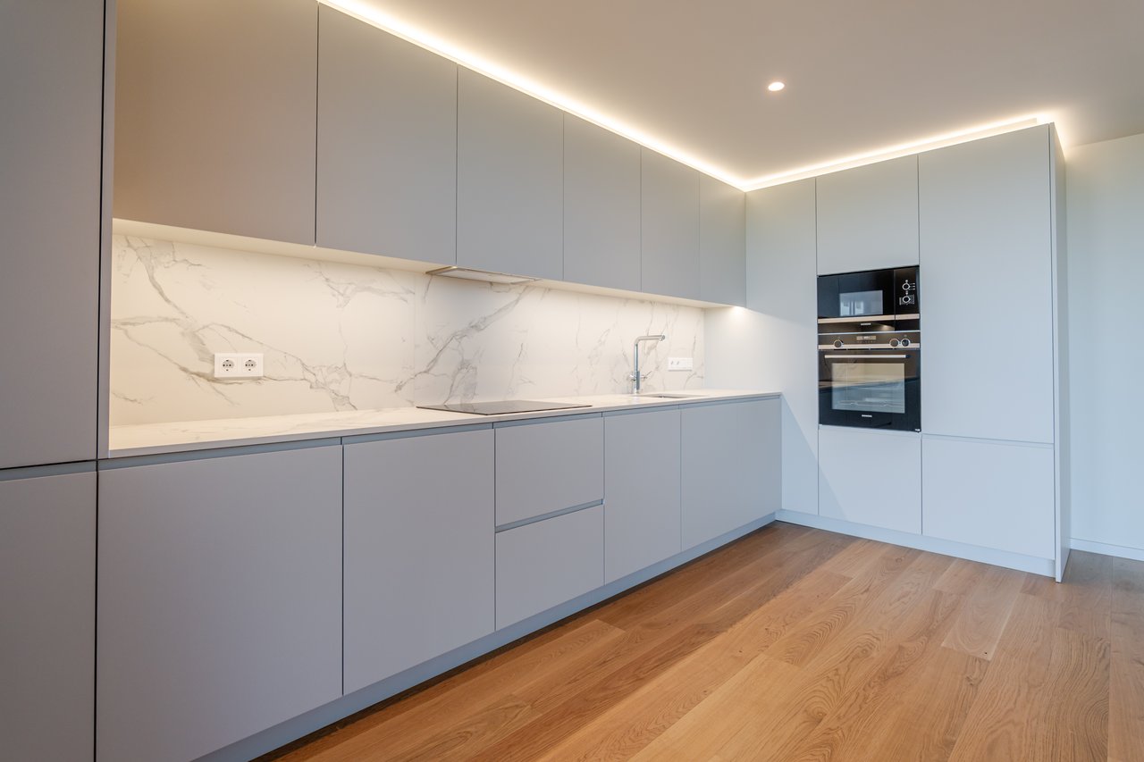 Luxury 4-Bedroom Apartment in Porto