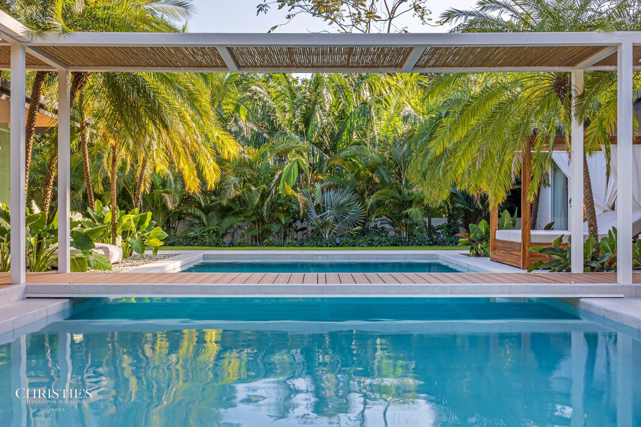 Modern Beachside Luxury Villa, Short Stroll to the Shore