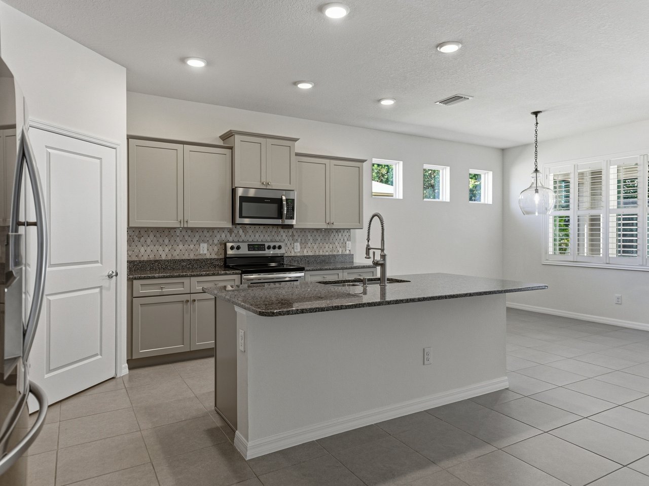 12717 EASTPOINTE DR