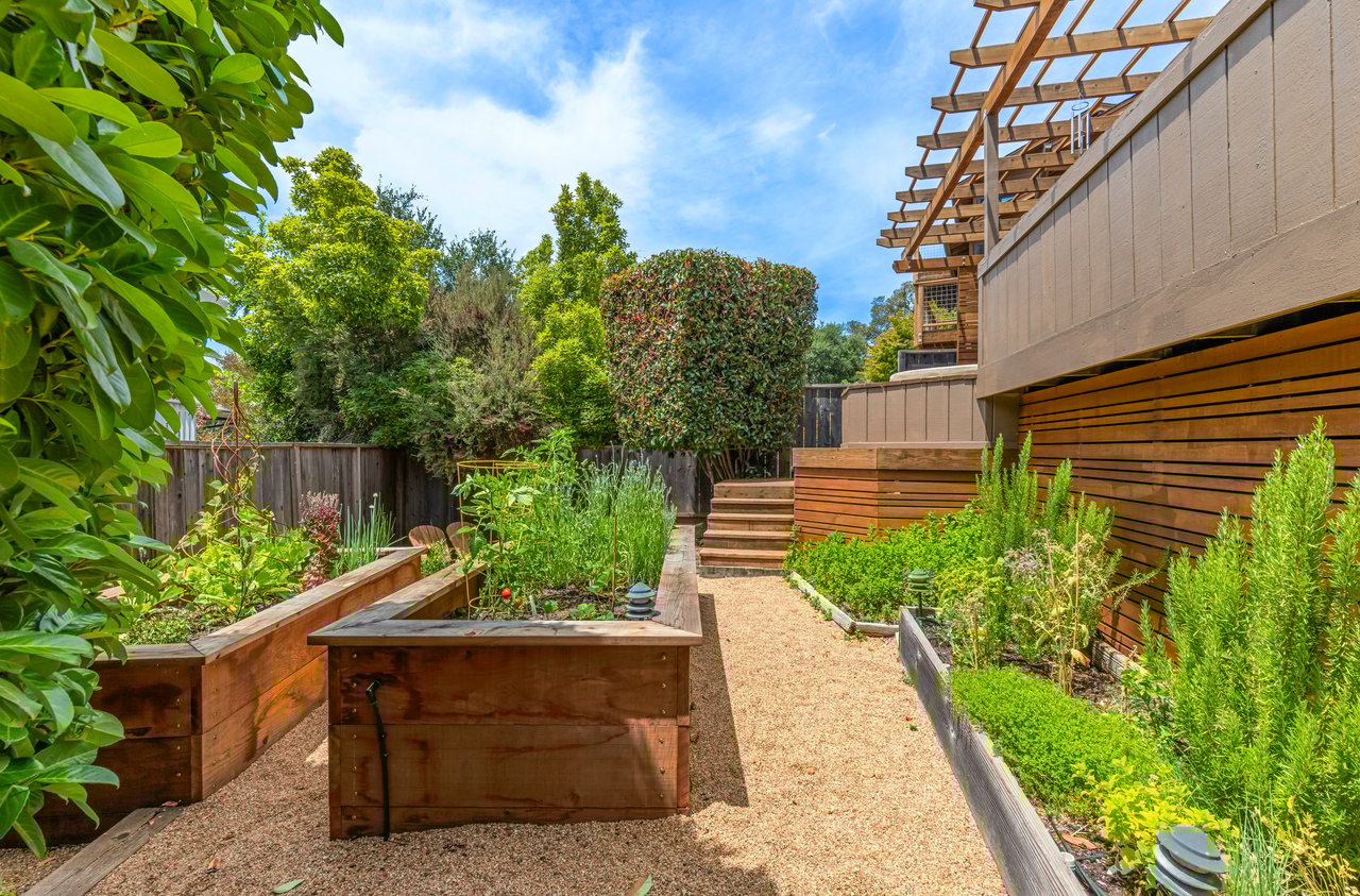 Inviting and Updated - Picturesque Grounds