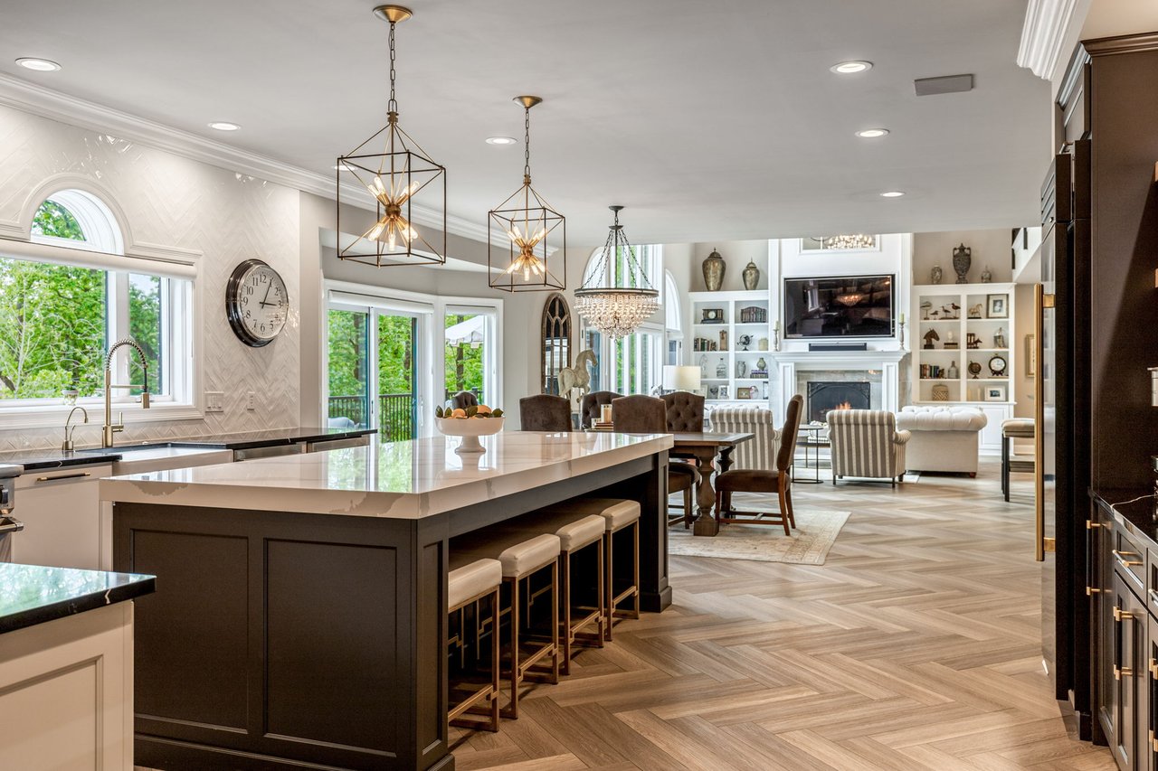 11 Lake Forest Court W