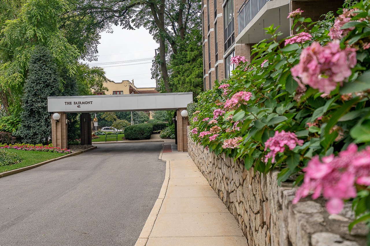 Price Improvement!!! Fab 3 bed 2.5 bath Main Line Condo
