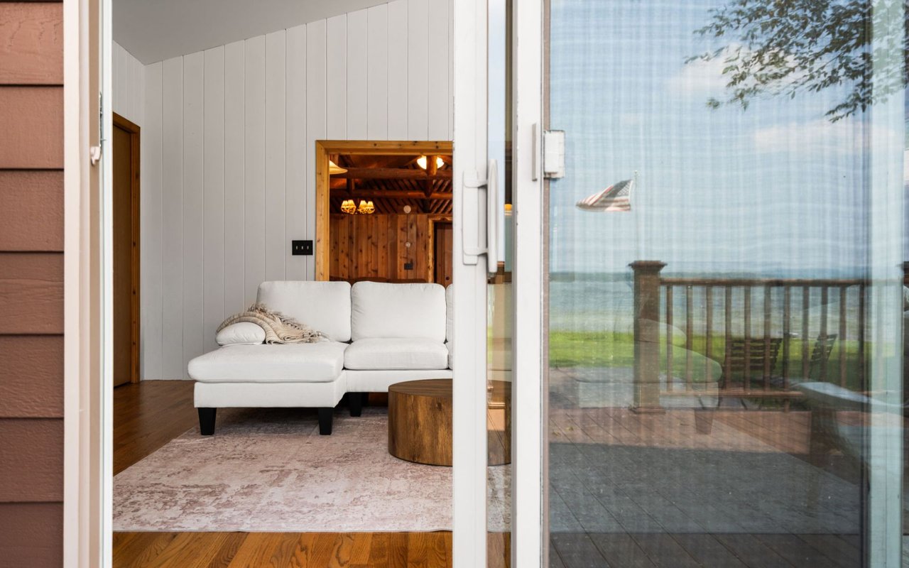 What Luxury Buyers Notice First When Touring a Home