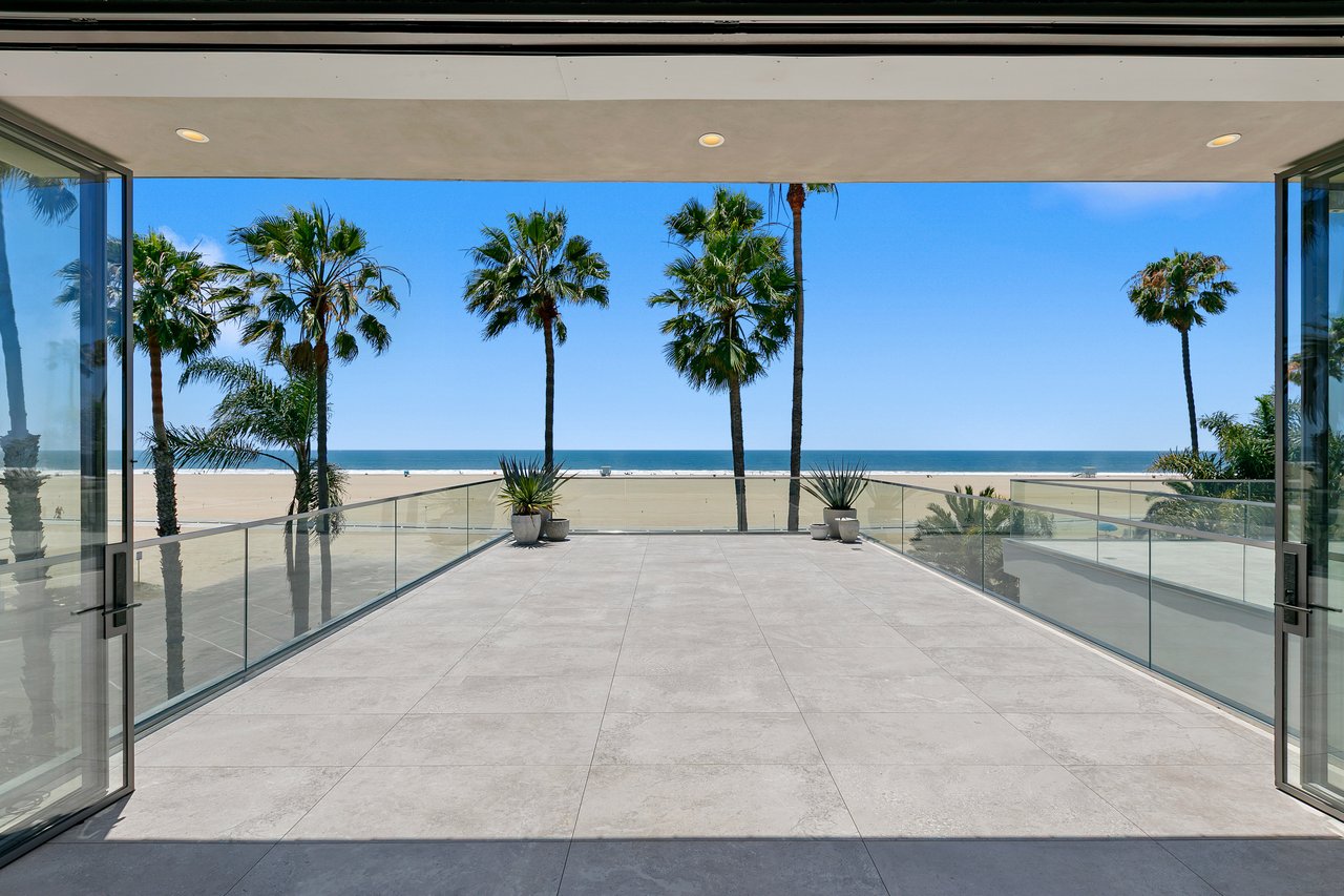 938 Palisades Beach Rd
