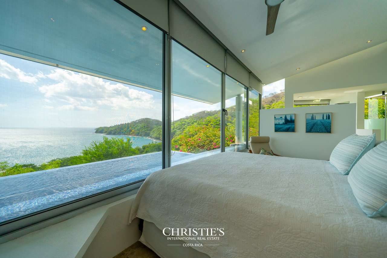 Casa Holmes: Award-Winning Glass House with Ocean Views