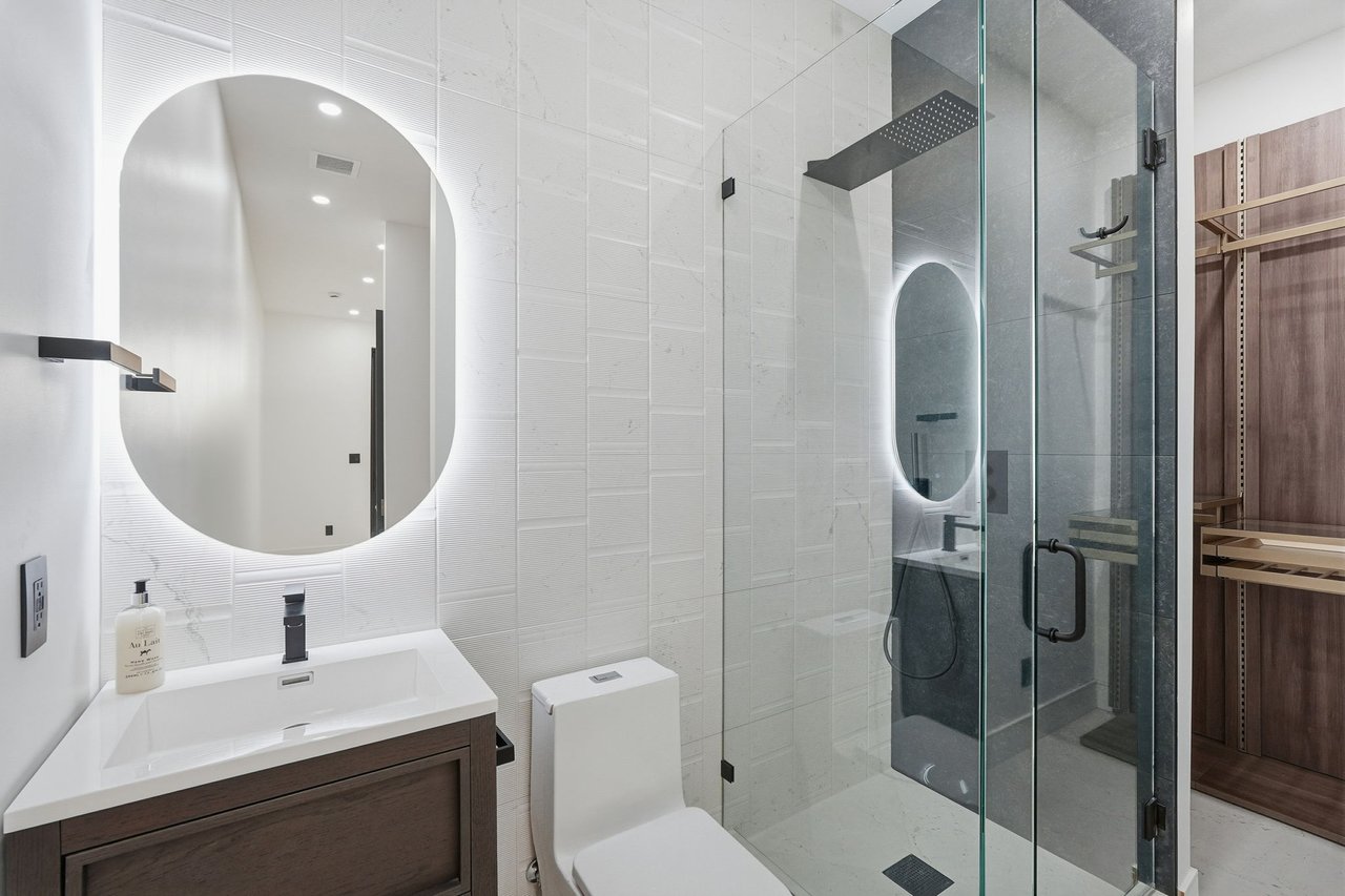 3106 N VALENCIA Lane