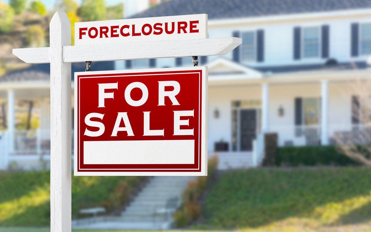 The Pros and Cons of Buying a Foreclosed Home