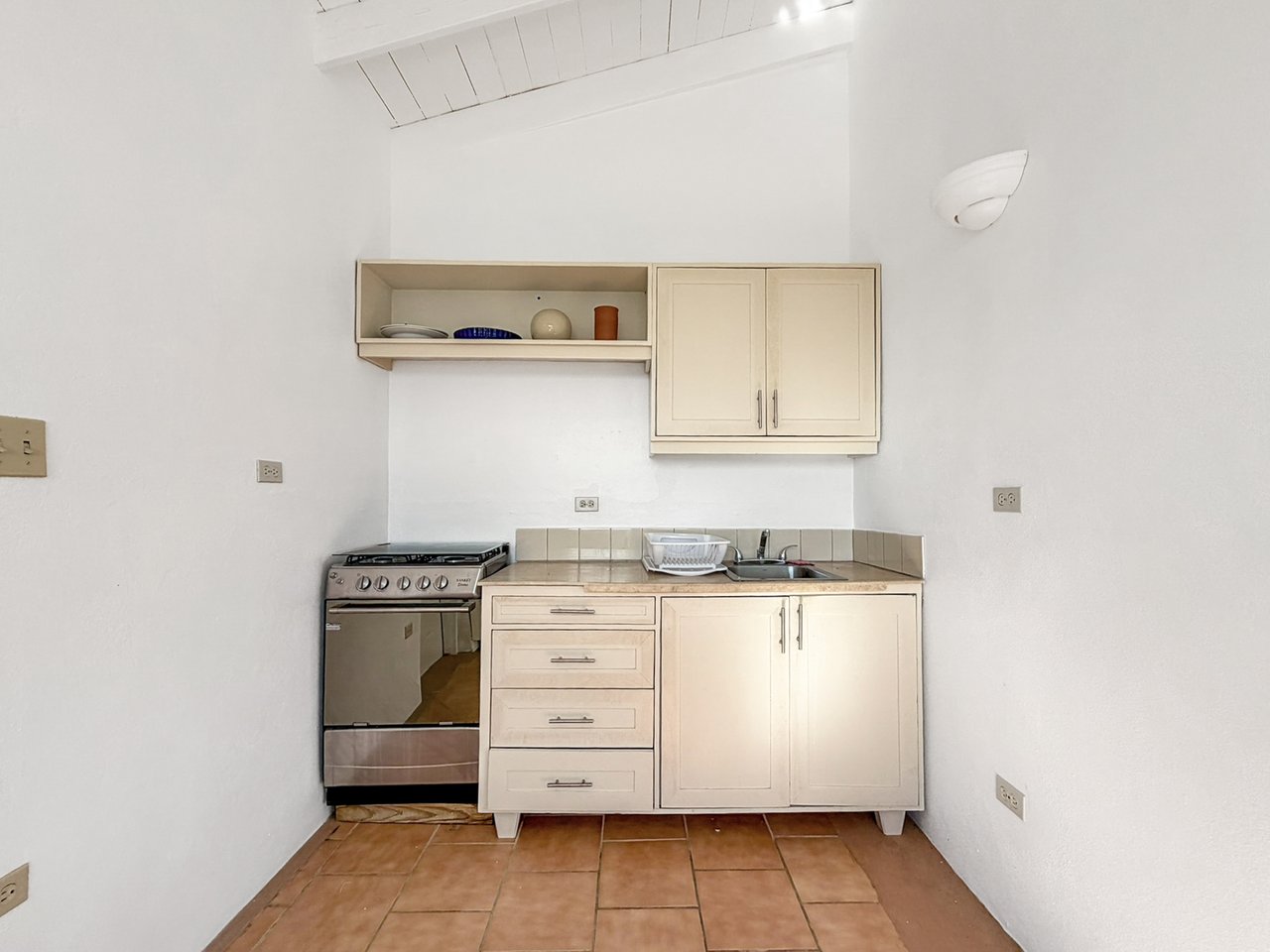 1110 Large Studio-Hodges Creek