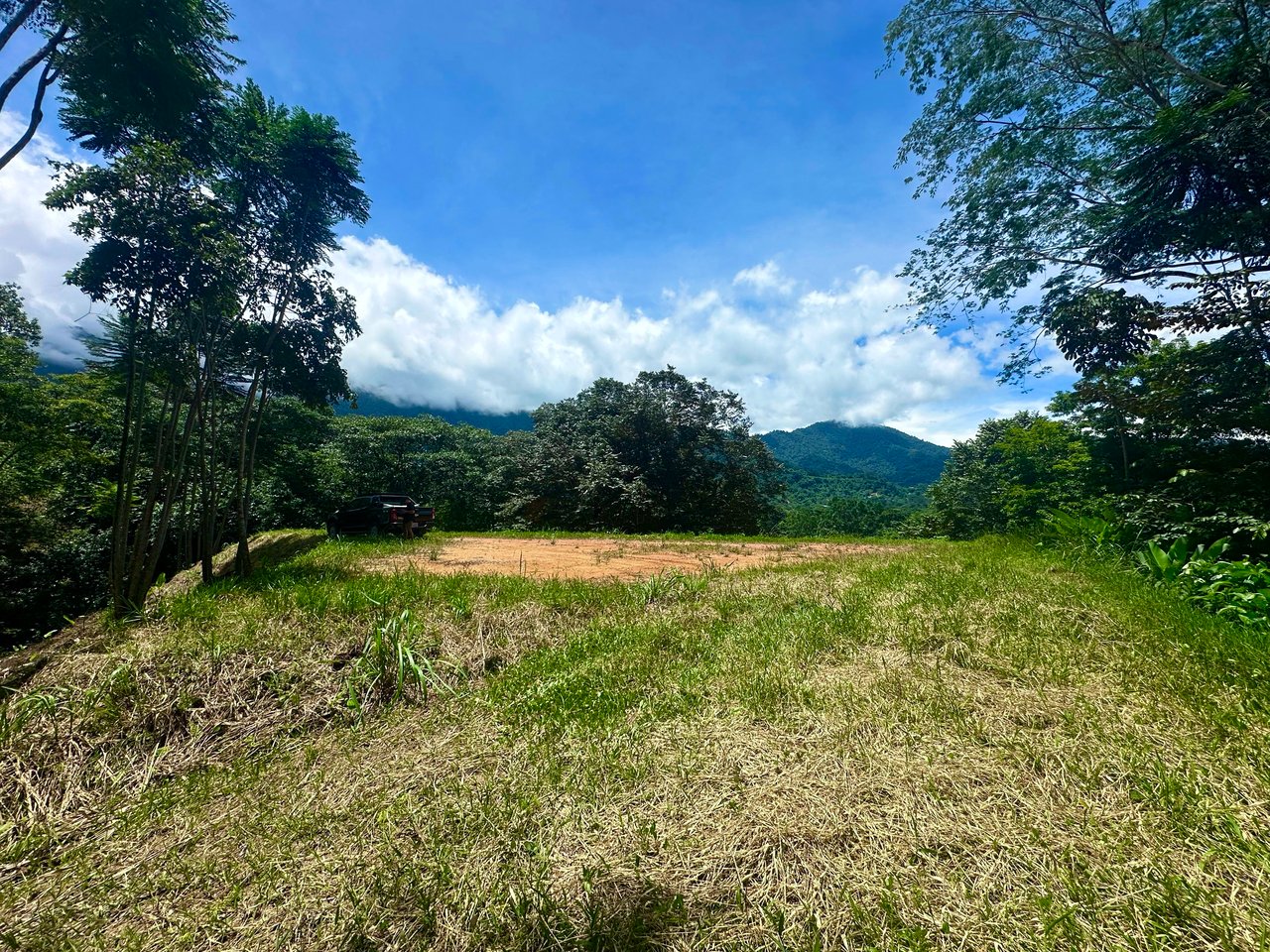 Build-Ready Lot in Ojochal’s Calle Cacique | Easy Access & Stunning Mountain Views