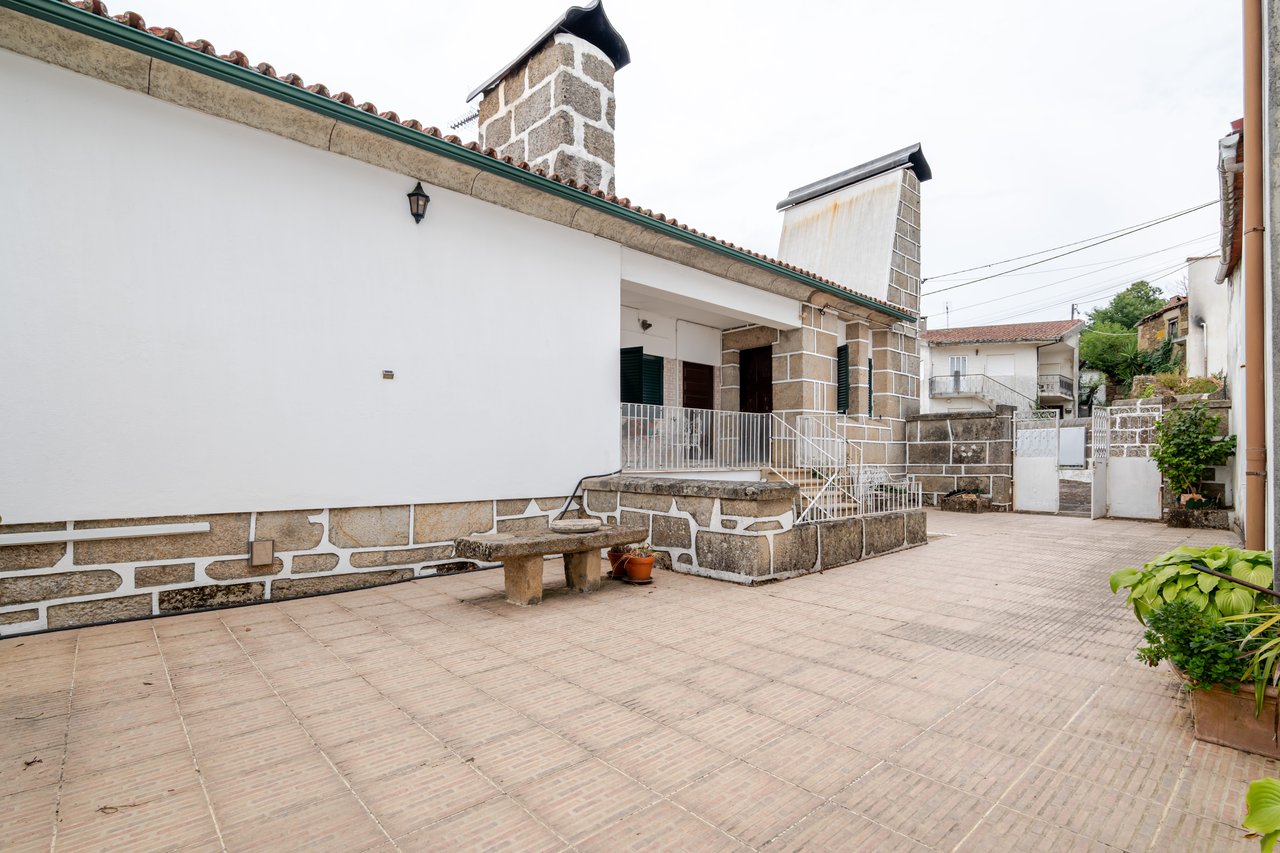 Rustic Four-Bedroom House with Private Land in Folhadela, Vila Real