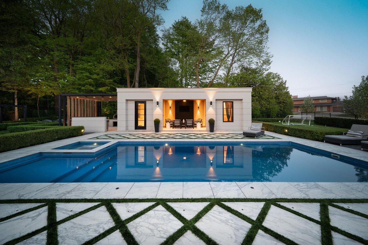 6 Forestave Crescent