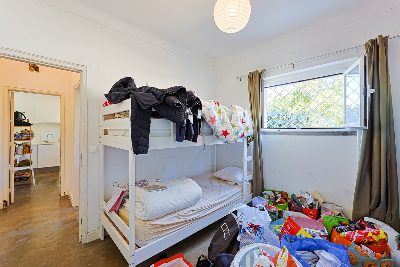 Spacious 5-Bedroom Villa with Expansive Garden Near Sintra in Colares