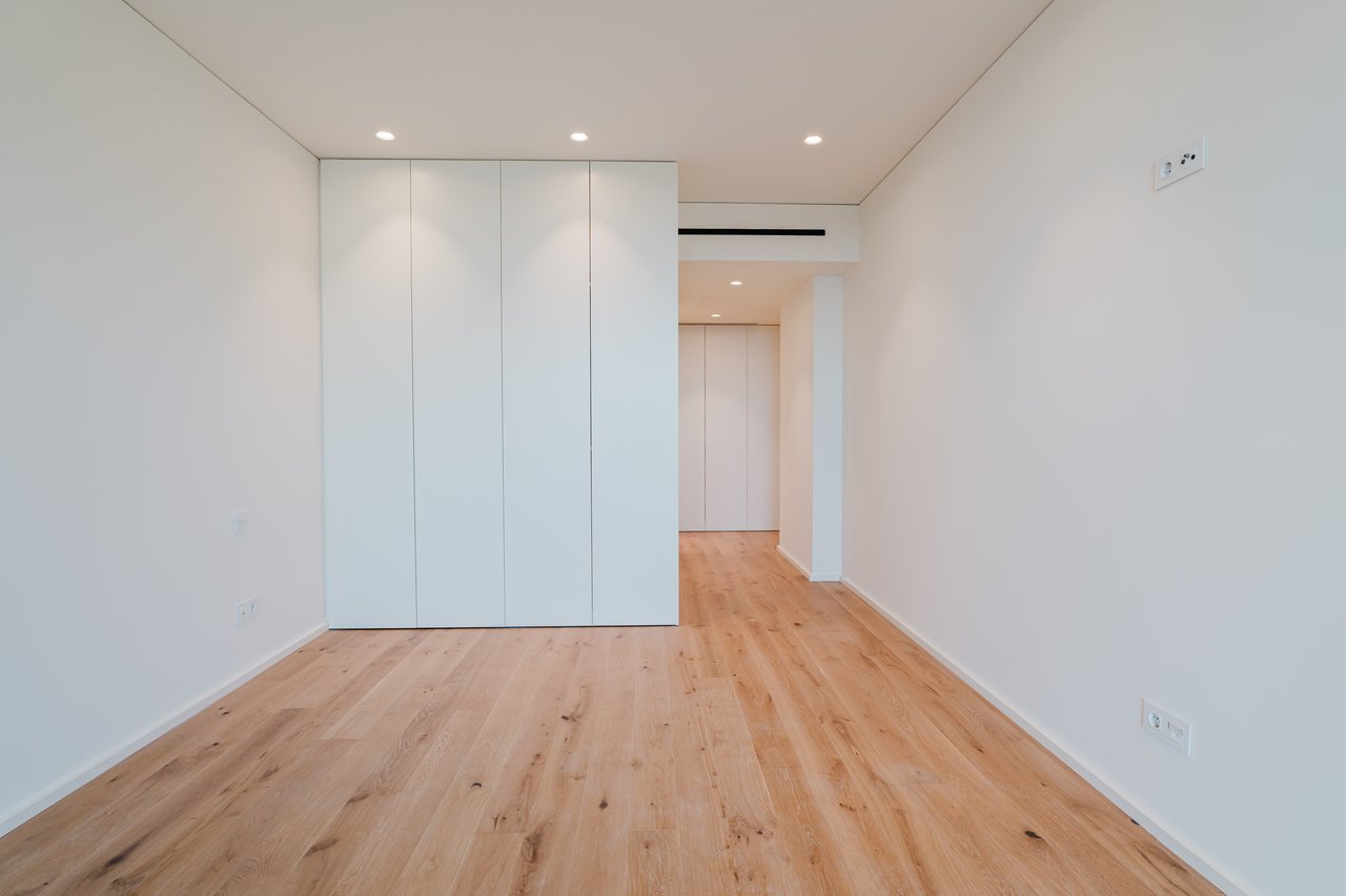 Elegant 3-Bedroom Sea-View Apartment with Large Terrace & Rooftop Pool in Vila Nova de Gaia