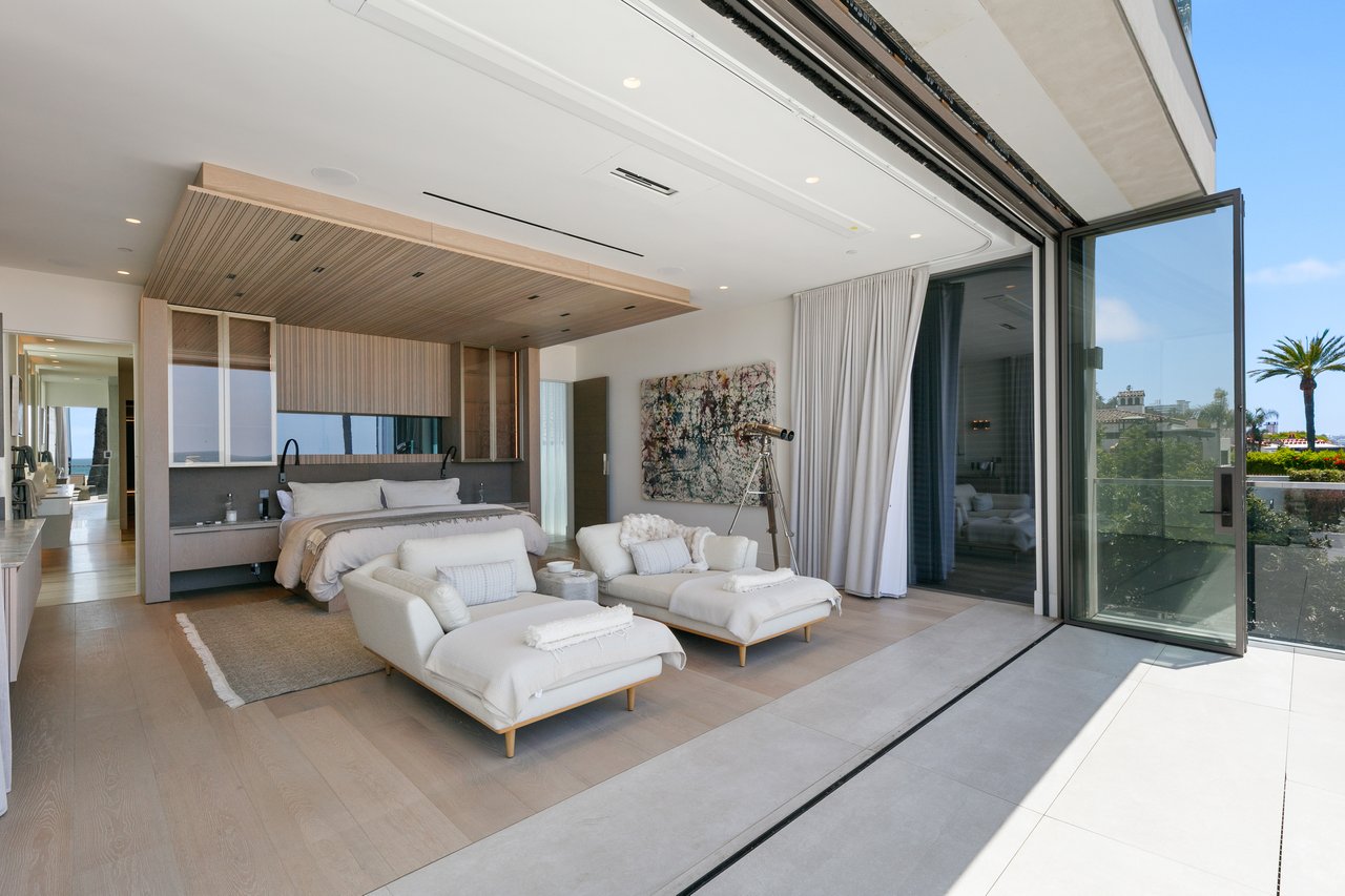 938 Palisades Beach Rd